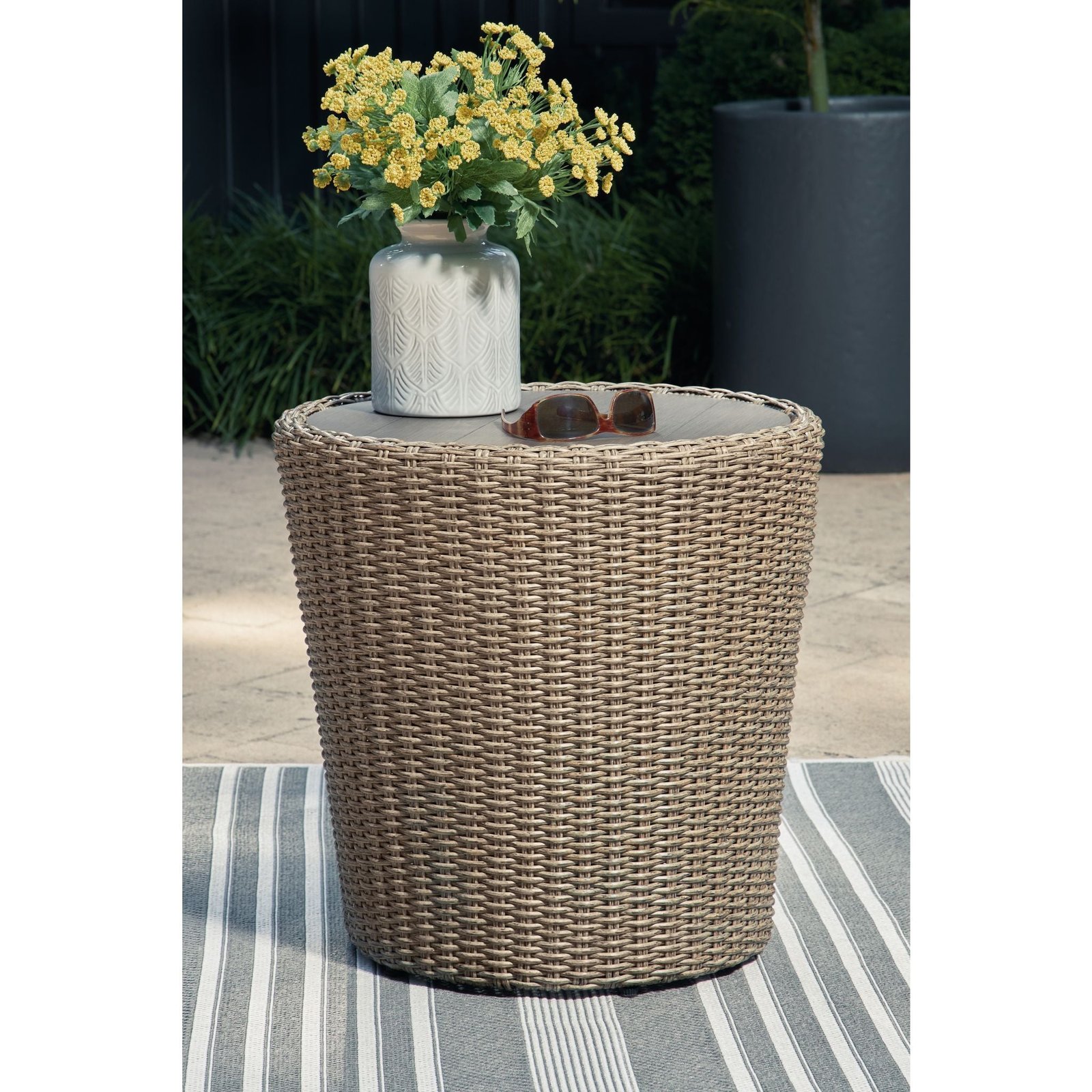 Danson Outdoor Round End Table - 图片 2
